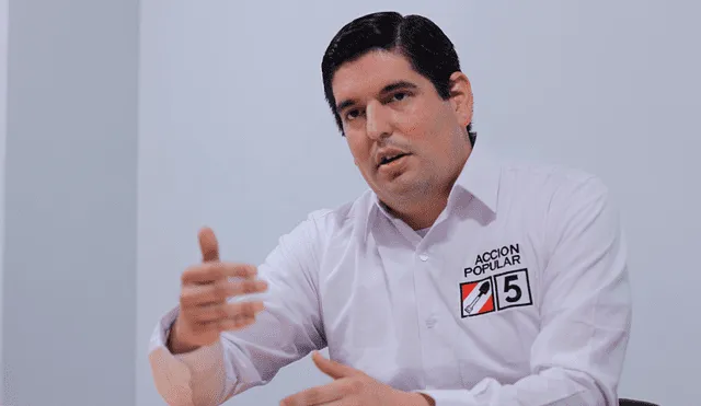 Luis Roel Alva. Candidato acciopopulista propone cambiar la gestión de las AFP's. Foto: Antonio Melgarejo.