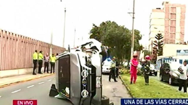 Cercado de Lima: camioneta quedó volcada tras chocar contra berma [VIDEO]