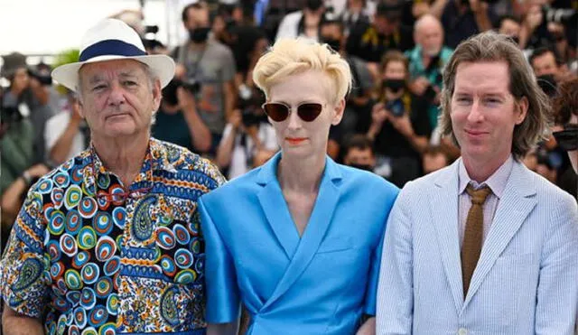 Bill Murray, Tilda Swinton y Wes Anderson en el debut de The french dispatch en Cannes. Foto: AFP