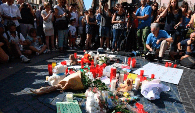 Barcelona realiza vigilia por las víctimas de atentado terrorista