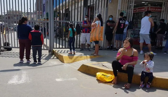 En Ate y La Molina, donde los casos se elevaron en más del 50%, muchas personas incumplen medidas. Foto. Grace Mora / URPI - GLR