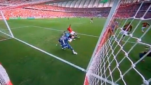 Internacional vs Gremio: Paolo Guerrero tuvo tremenda ocasión para anotar el 1-0 [VIDEO]