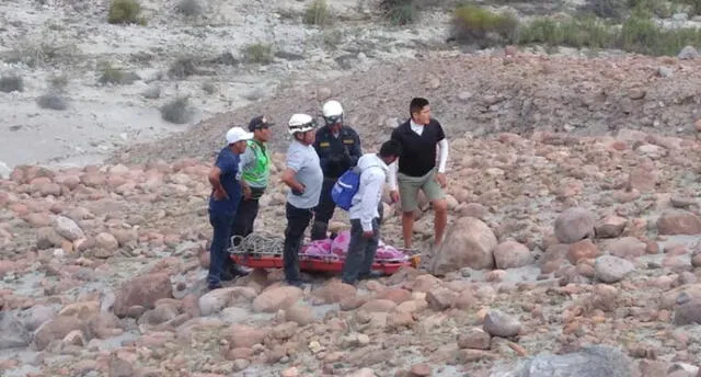 Conductor muere a bordo de auto que cayó a barranco en Arequipa.