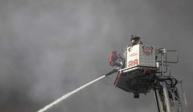 Bomberos apagan incendio en fábrica textil de Ate Vitarte. Foto: Antonio Melgarejo / La República.
