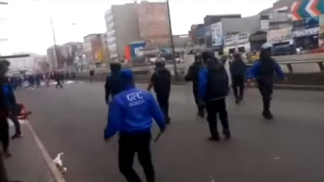 Inspectores y policía municipal tuvieron que replegarse para no ser alcanzados por piedras y palos. (Foto: Captura de video / ATV Noticias)