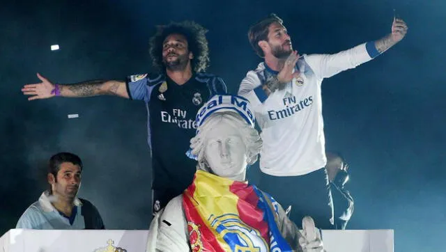 Real Madrid: Jugadores le ‘dedican’ el título a Piqué durante las celebraciones [VIDEO]