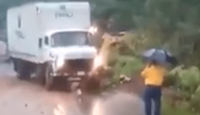 Facebook viral: enorme camión está por volcarse y hombre lo detiene con paraguas [VIDEO]