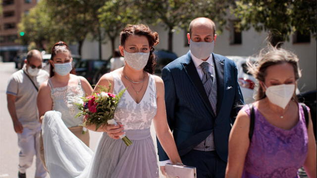 España retoma la celebración de bodas civiles con un número máximo de 10 personas como asistentes. Foto: EFE