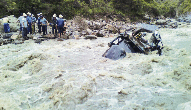 Dos profesores mueren y otros 6 resultan heridos al caer combi a río Chullín