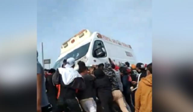 Protestantes voltearon y quemaron ambulancia en Ica. Foto: Gobierno Regional de Ica