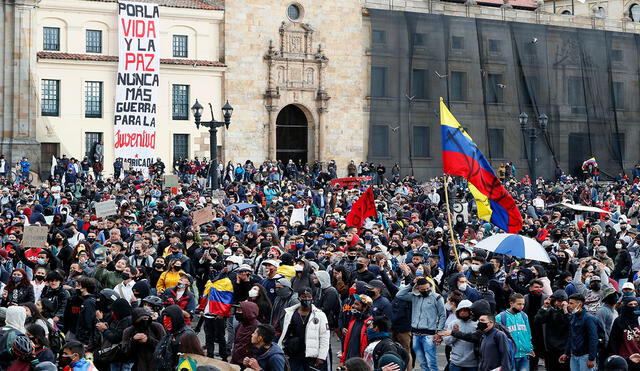 Manifestantes gritan consignas, este lunes, durante una jornada de protesta en las calles de Bogotá (Colombia). Foto: EFE