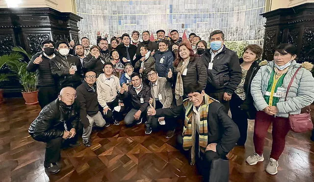 respaldo. Dirigentes  posan con  el presidente Castillo en  palacio de  gobierno.  En la foto figuran Domínguez, Palomino, Ramón Pachas,  Rosa Luz  Pérez.