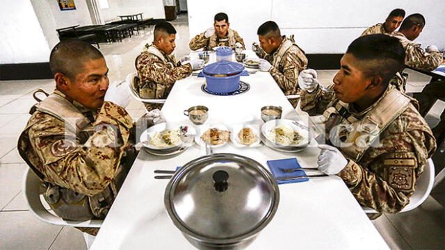 La primera comida, una sopa de fideos y un guiso de carne les aguarda en el comedor, la orden es salir antes de las 6.00 horas.