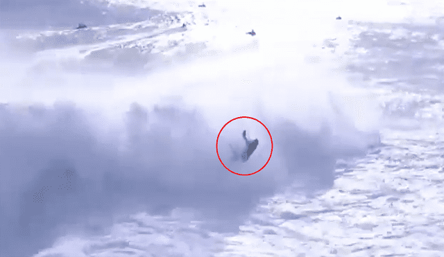 Tal fue el impacto que Botelho salió volando por los aires. Foto: World Surf League.