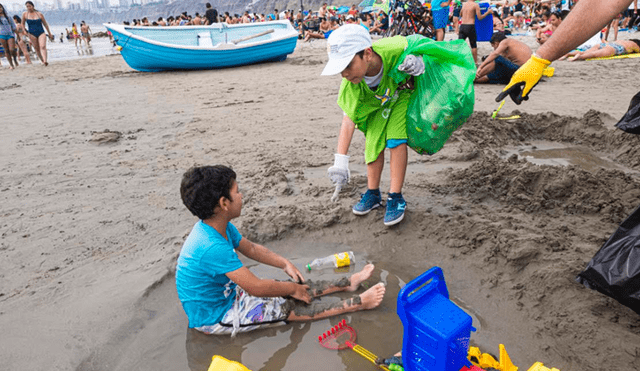 Voluntarios venezolanos y peruanos limpiaron tres playas de la Costa Verde. Foto: ACNUR