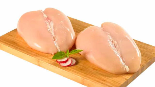 ¿Por qué debes evitar consumir las rayas blancas que se ven en el pollo crudo?