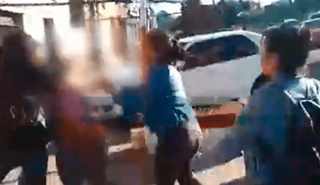 Alumnos de dos colegios pelean brutalmente y agreden a directora.