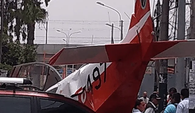 Avioneta de la FAP aterriza de emergencia en av. Surco: Hay dos heridos [VIDEO]