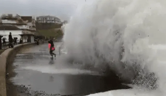 Padre e hijo casi fueron arrastrados al mar por una ola en plena tormenta