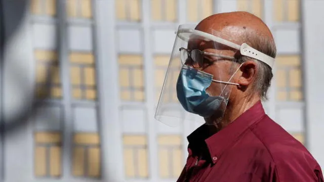 Uso de máscaras transparentes será obligatorio para pasajeros. Créditos: Sebastián Mariscal / EFE.