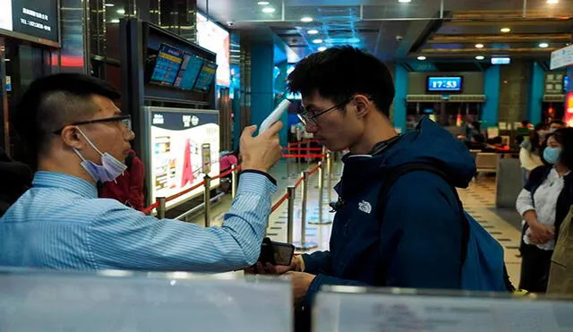 La prueba para detectar fiebre se ha vuelto habitual en un sinnúmero de aeropuertos. Foto: EFE