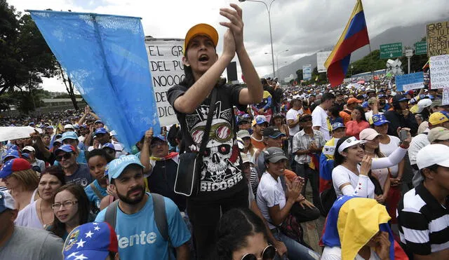 Oposición marcha en apoyo a la fiscal que rechaza a Maduro