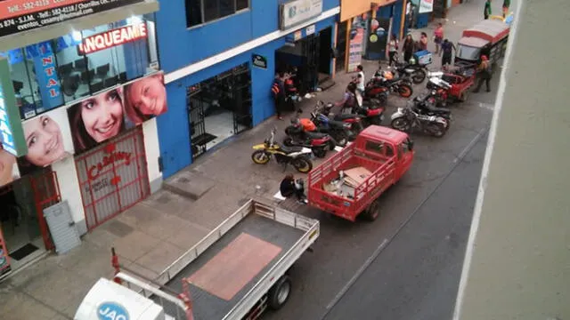 San Juan de Miraflores: utilizan veredas como parte de talleres de motos 