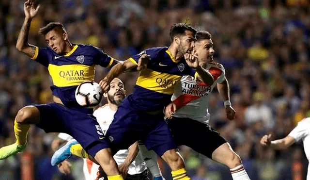 Momento exacto donde la pelota choca en la mano de Emanuel Más previo al gol de Boca Juniors