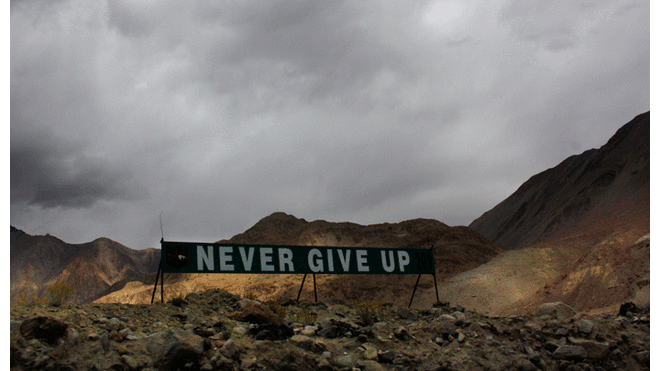 "Nunca te rindas", letrero colocado por las tropas indias en Ladakh. Foto: AP.