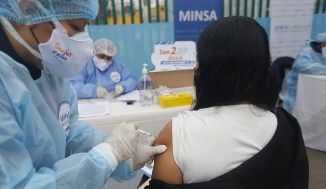 Minsa recordó que personas deben llevar su DNI, así como asistir con doble mascarilla y protector facial. Foto: Carlos Contreras / La República