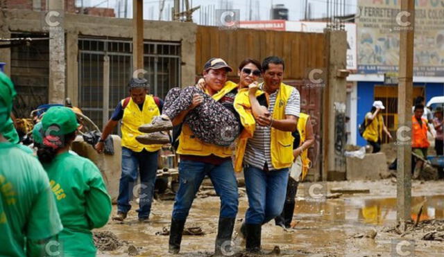 Chosica: Trabajadora de la Municipalidad de Lima es cargada porque no quería ensuciarse en huaico