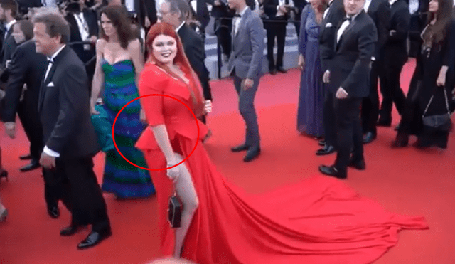 Sexy modelo pierde su falda en alfombra roja del Festival de Cannes [VIDEO]
