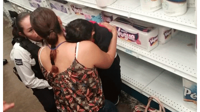 Niño se esconde en supermercado para asustar a su madre y ella sufre crisis nerviosa