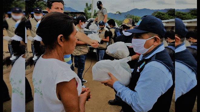 Entregan canasta de víveres a pobladores de la ciudad de Moyobamba.