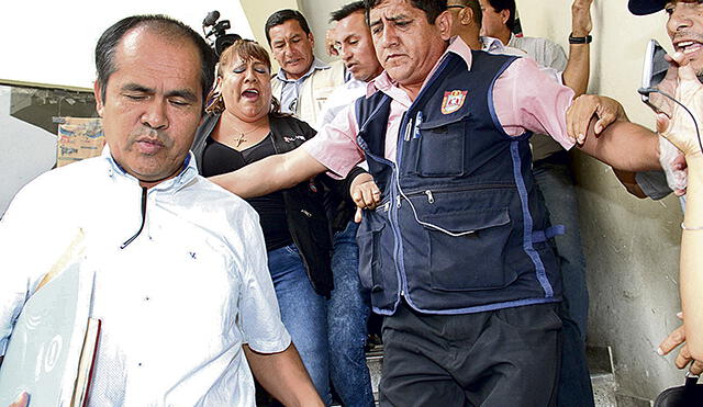 Chiclayo: Trabajadores de comuna de JLO encararon a alcalde por pago de gratificaciones [VIDEO]
