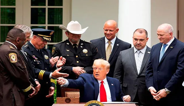 Donald Trump antes de firmar el decreto. Foto: EFE