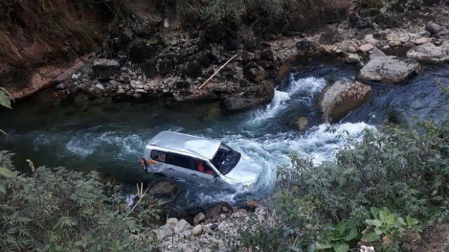 Vehículo cae a río en Pasco y provoca la muerte de dos personas