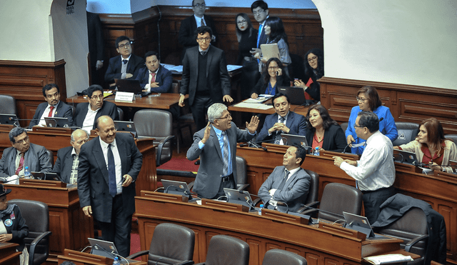 Jorge Castro y Luis Iberico protagonizaron tenso momento en Pleno del Congreso. Foto: Javier Quispe.