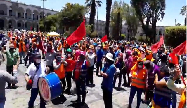 Protestantes recorrieron calles de Arequipa hasta la Plaza de Armas. Foto: Captura de video.