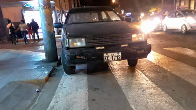 Chiclayo: automóvil utiliza vía pública para estacionar