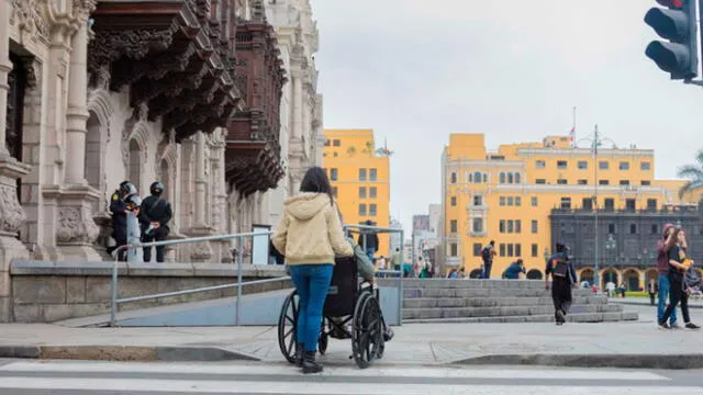 Municipalidad de Lima construyó rampas para mejorar acceso a la Plaza Mayor de personas con discapacidad. Créditos: Difusión.