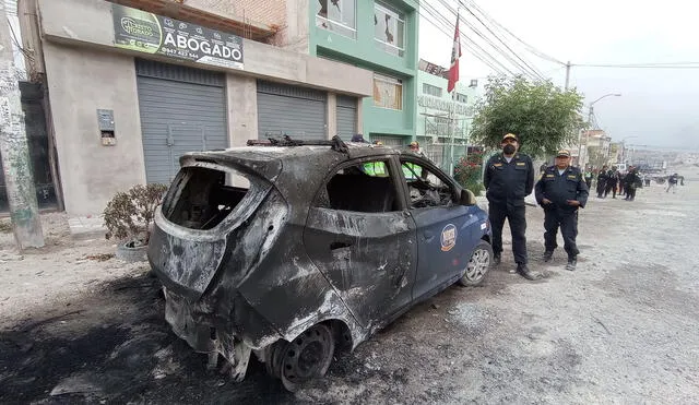 Manifestantes queman autos en Arequipa.  Foto: difusión.