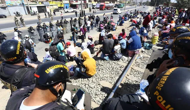 Cerca de 150 personas quedaron varadas en el kilómetro 17 de la Carretera Central mientras intentaban llegar a Junín. (Foto: Michael Ramon)