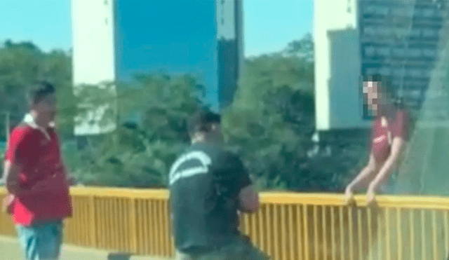 Mujer cruzó la valla y estuvo a punto de lanzarse al vacío cuando en la escena apareció un policía que le salvó la vida. Foto: Difusión