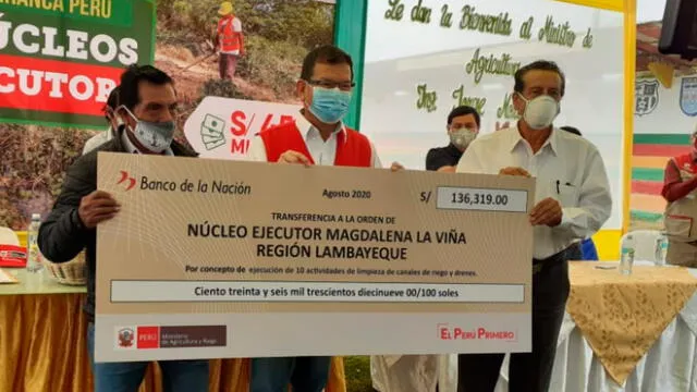 Ministro de Agricultura entrega cheques