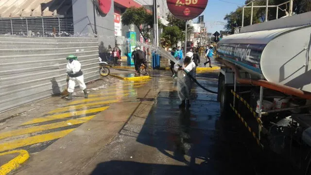 Trabajadores de dos municipios se unieron para desinfectar una de las vías más importantes de Arequipa.
