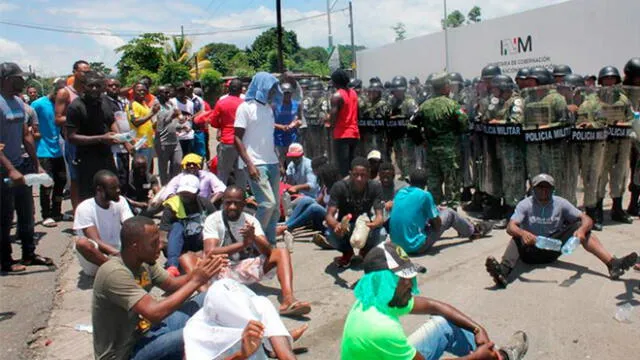 El mismo día, migrantes africanos y haitianos se manifestaron en las afueras de la estación migratoria Siglo XXI. Foto: Efe.