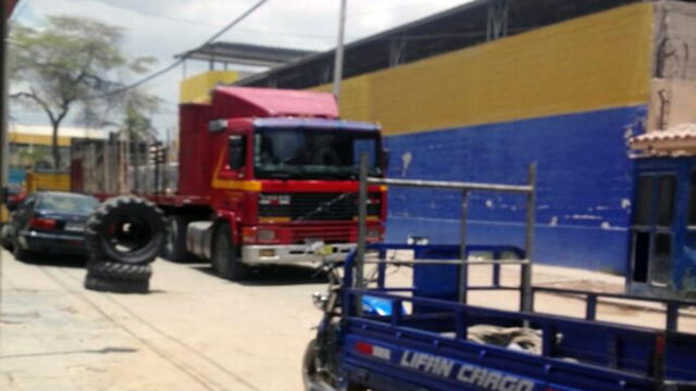 Quejas por camiones que invaden pista de Cercado de Lima