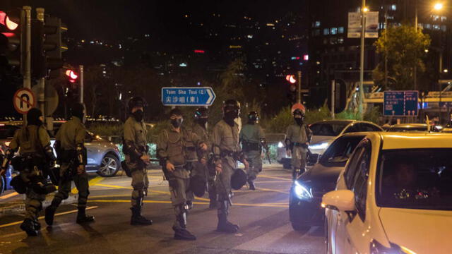 Policía rodea el campus de la Universidad Politécnica en Hong Kong.