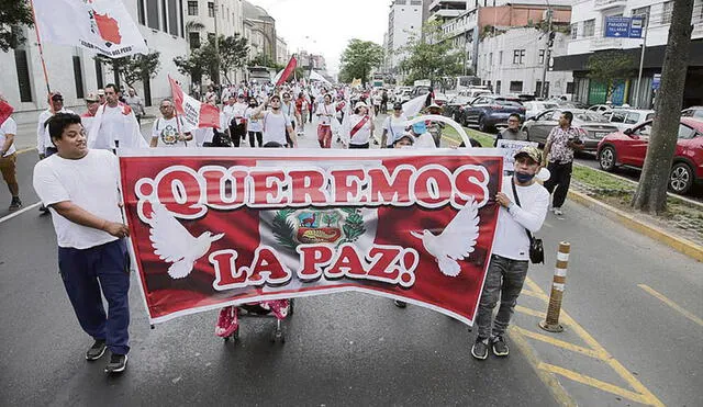 En Lima. Cientos de personas se dieron cita en el centro de la capital para exigir no más violencia. A la marcha asistieron algunos miembros de La Resistencia. Foto: Rodrigo Talavera/LR